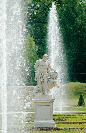 Picture: Statue of Hercules at the parterre