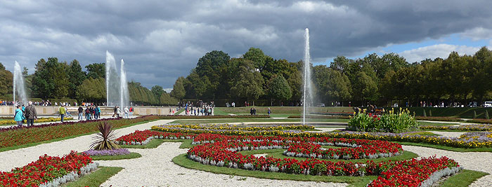 Picture: Flower parterre in front of the New Palace
