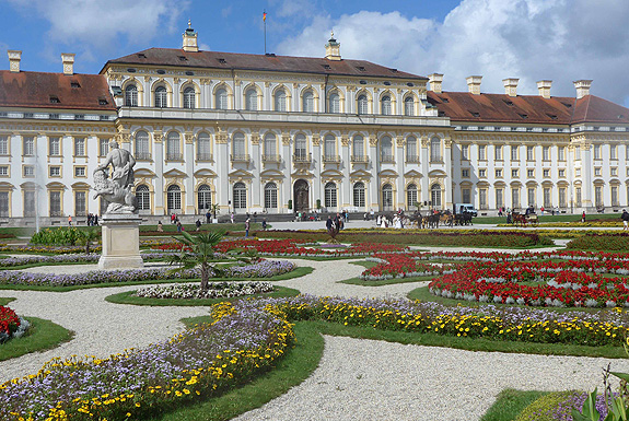 Flower parterre in front of the New Palace