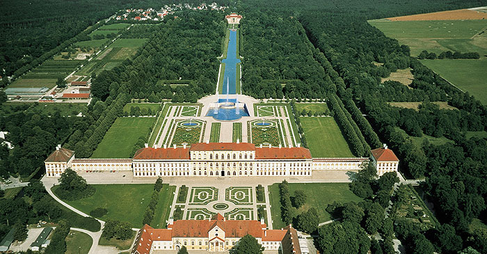 Bild: Luftaufnahme des Neuen Schlosses Schleißheim, im Hintergrund Schloss Lustheim