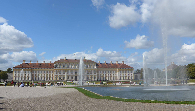 Neues Schloss Schleißheim, Gartenfassade mit Wasserspielen, Foto: Bayerische Schlösserverwaltung Bild: Neues Schloss Schleißheim, Gartenfassade mit Wasserspielen