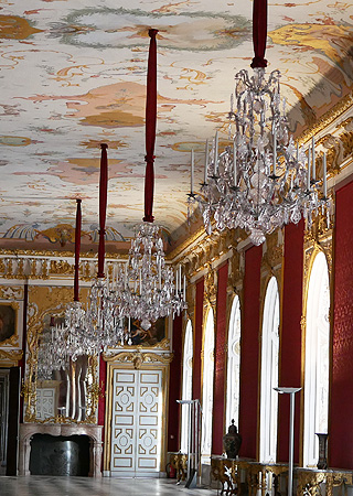 Glass chandeliers in the Large Gallery, photo: Bayerische Schlösserverwaltung Picture: Glass chandeliers in the Large Gallery
