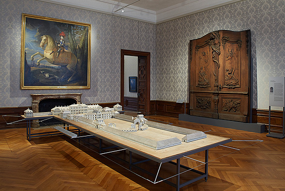 Room view with model of the palace and portal, photo: Bayerische Schlösserverwaltung / Maria Scherf Room view with model of the palace and portal