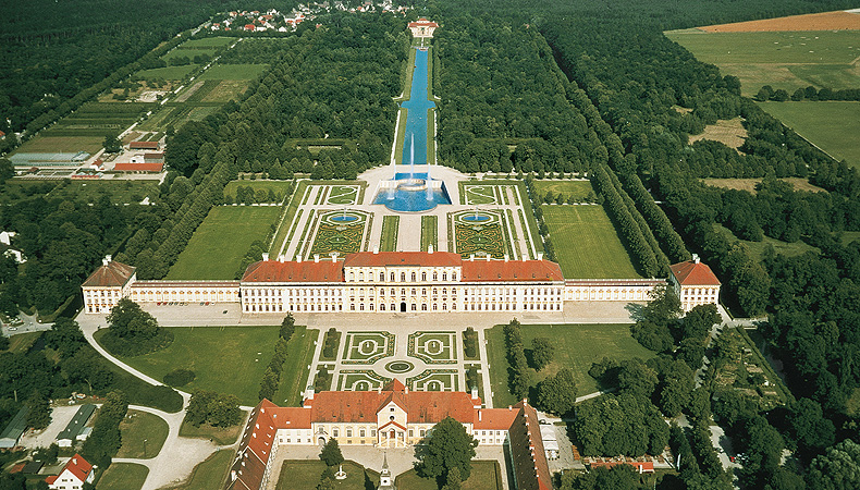 Bild: Luftaufnahme des Neuen Schlosses Schleißheim, im Hintergrund Schloss Lustheim
